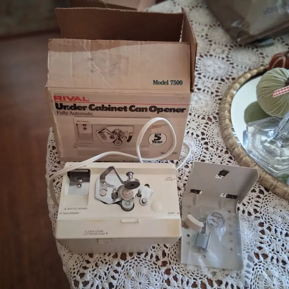 Rival Under cabinet can opener model 7500 vintage in box w/hardware works